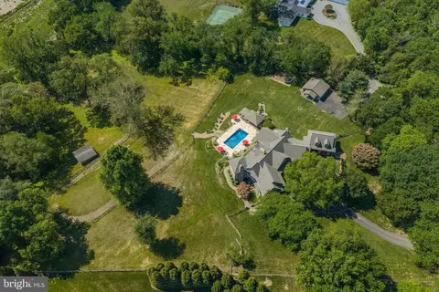 1017 Windswept Dr, Great Falls, VA 22066