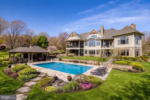 1017 Windswept Dr, Great Falls, VA 22066