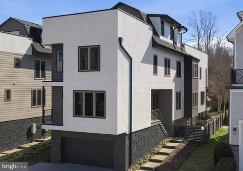 7011 Haycock Rd, Falls Church, VA 22043