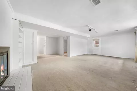 Living - 1806 Lansing Ct, Mclean, VA 22101 photo 7 of 9