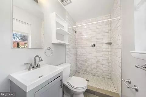 Bath - 1806 Lansing Ct, Mclean, VA 22101 photo 2 of 4