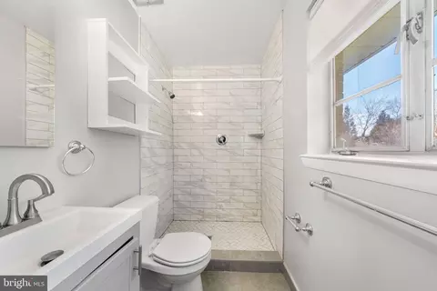 Bath - 1806 Lansing Ct, Mclean, VA 22101 photo 3 of 4
