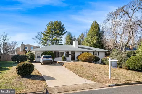 Exterior - 1806 Lansing Ct, Mclean, VA 22101 photo 10 of 12