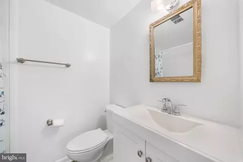 Bath - 1806 Lansing Ct, Mclean, VA 22101 photo 4 of 4