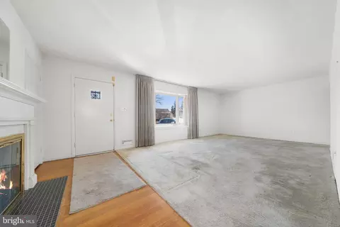Living - 1806 Lansing Ct, Mclean, VA 22101 photo 4 of 9