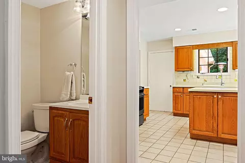 Entry Way - 11311 Handlebar Rd, Reston, VA 20191 photo 6 of 8
