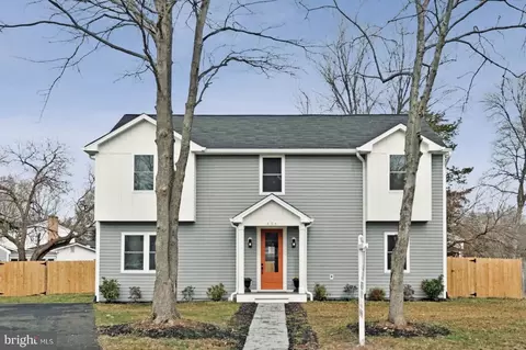 656 Stuart Ct, Herndon, VA 20170
