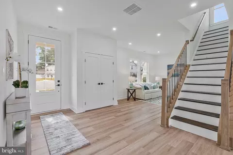 656 Stuart Ct, Herndon, VA 20170 photo 6