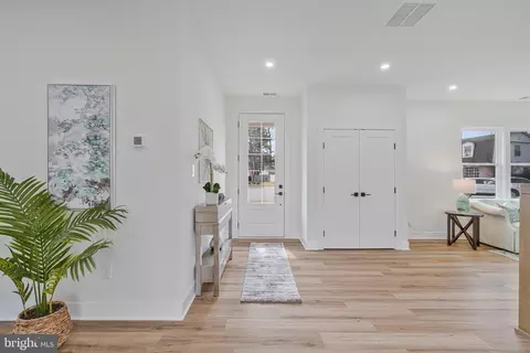 656 Stuart Ct, Herndon, VA 20170 photo 2