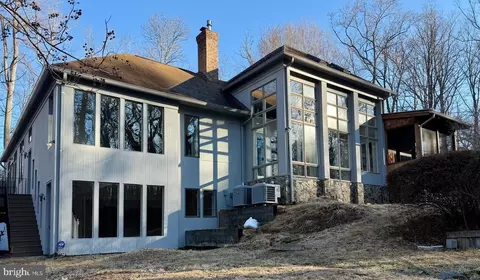 945 Hickory Run Ln, Great Falls, VA 22066