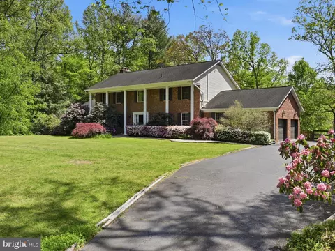 5605 Smoke Rise Ln, Fairfax Station, VA 22039