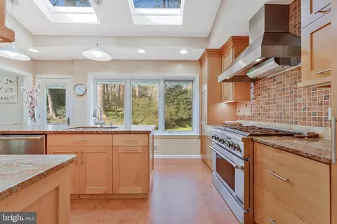 Kitchen - 1438 Brookhaven Dr, Mclean, VA 22101 photo 4 of 6