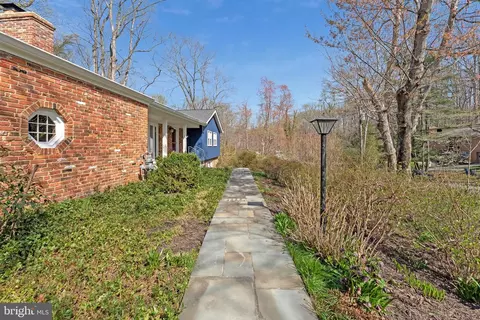 Exterior - 1438 Brookhaven Dr, Mclean, VA 22101 photo 7 of 23