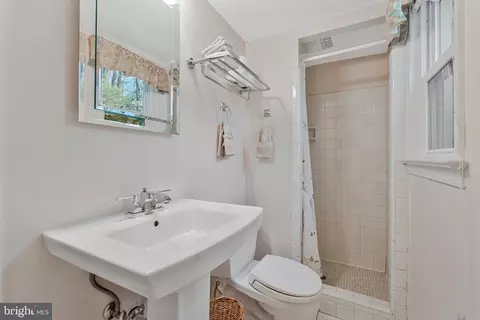 Bath - 1438 Brookhaven Dr, Mclean, VA 22101 photo 3 of 3