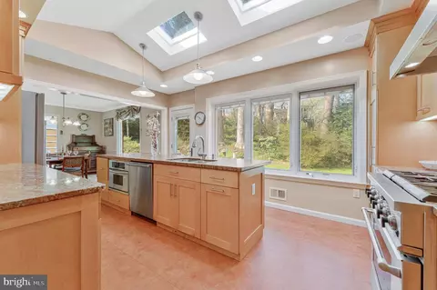 Kitchen - 1438 Brookhaven Dr, Mclean, VA 22101 photo 5 of 6