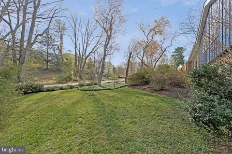 Exterior - 1438 Brookhaven Dr, Mclean, VA 22101 photo 19 of 23