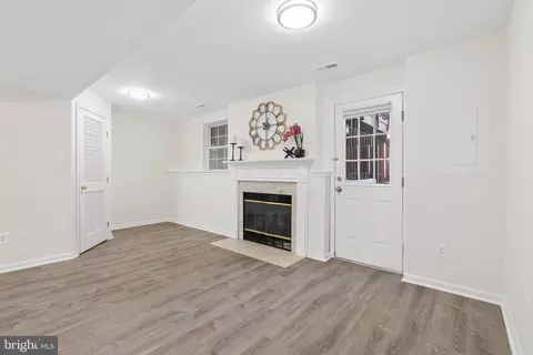 Living - 6350 Racetec Pl, Springfield, VA 22150 photo 2 of 3