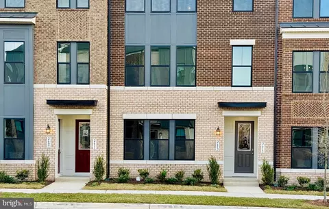 2613 River Birch Rd, Herndon, VA 20171