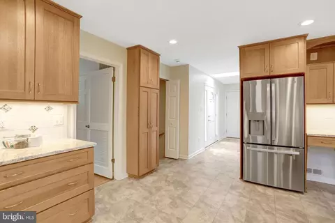 Entry Way - 8816 Victoria Rd, Springfield, VA 22151 photo 4 of 7