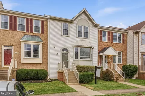 1212 Bond St, Herndon, VA 20170