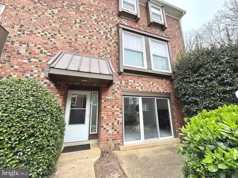 3758 Persimmon Cir, Fairfax, VA 22031