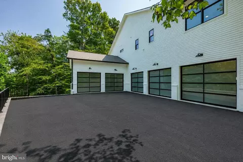 Exterior - 1701 Briar Ridge Rd, Mclean, VA 22101 photo 5 of 38