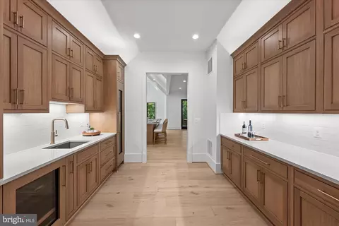 Entry Way - 1701 Briar Ridge Rd, Mclean, VA 22101 photo 7 of 22