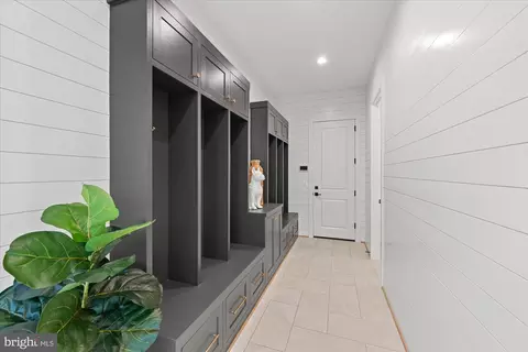 Entry Way - 1701 Briar Ridge Rd, Mclean, VA 22101 photo 11 of 22