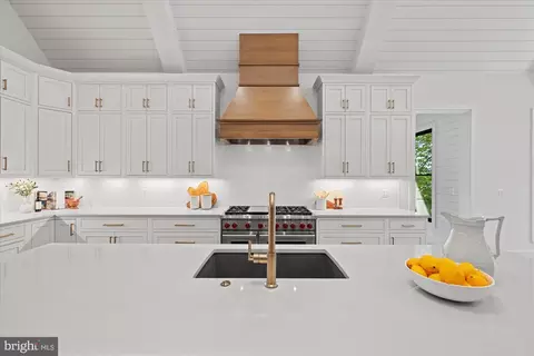Kitchen - 1701 Briar Ridge Rd, Mclean, VA 22101 photo 8 of 9