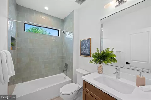 Bath - 1701 Briar Ridge Rd, Mclean, VA 22101 photo 9 of 13