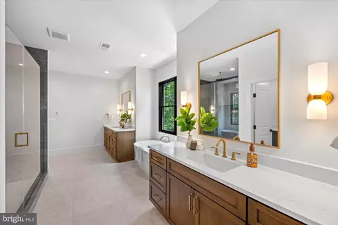 Bath - 1701 Briar Ridge Rd, Mclean, VA 22101 photo 6 of 13
