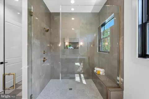 Bath - 1701 Briar Ridge Rd, Mclean, VA 22101 photo 4 of 13