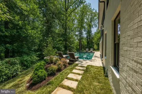 Exterior - 1701 Briar Ridge Rd, Mclean, VA 22101 photo 22 of 38