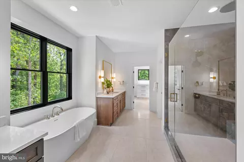 Bath - 1701 Briar Ridge Rd, Mclean, VA 22101 photo 5 of 13