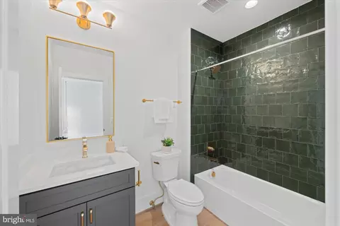 Bath - 1701 Briar Ridge Rd, Mclean, VA 22101 photo 12 of 13