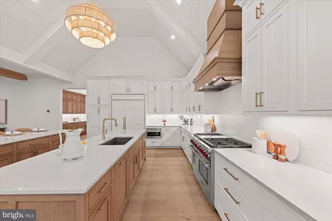 Kitchen - 1701 Briar Ridge Rd, Mclean, VA 22101 photo 6 of 9