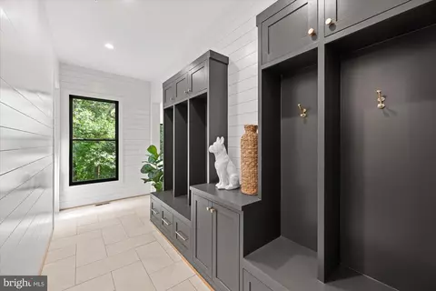 Entry Way - 1701 Briar Ridge Rd, Mclean, VA 22101 photo 12 of 22