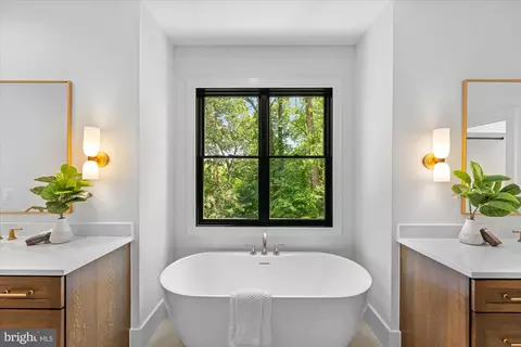 Bath - 1701 Briar Ridge Rd, Mclean, VA 22101 photo 7 of 13