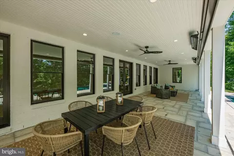 Exterior - 1701 Briar Ridge Rd, Mclean, VA 22101 photo 30 of 38