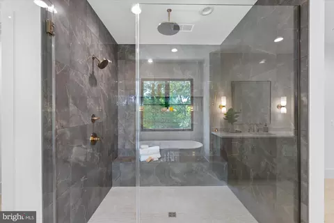 Bath - 1701 Briar Ridge Rd, Mclean, VA 22101 photo 8 of 13