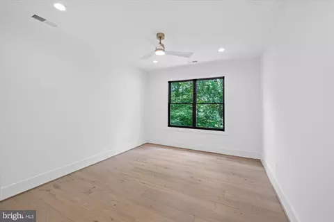 Bedroom - 1701 Briar Ridge Rd, Mclean, VA 22101 photo 9 of 11