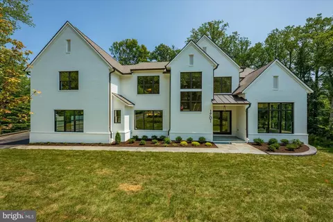Exterior - 1701 Briar Ridge Rd, Mclean, VA 22101 photo 9 of 38