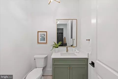 Bath - 1701 Briar Ridge Rd, Mclean, VA 22101 photo 2 of 13
