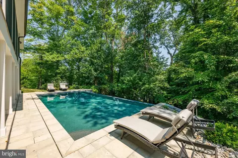 Exterior - 1701 Briar Ridge Rd, Mclean, VA 22101 photo 35 of 38