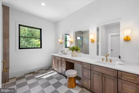 Bath - 1701 Briar Ridge Rd, Mclean, VA 22101 photo 3 of 13