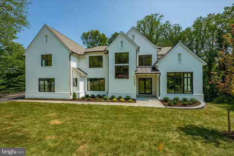 Exterior - 1701 Briar Ridge Rd, Mclean, VA 22101 photo 8 of 38