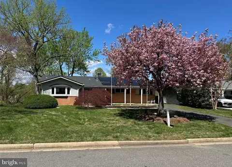 7706 Bristow Dr, Annandale, VA 22003