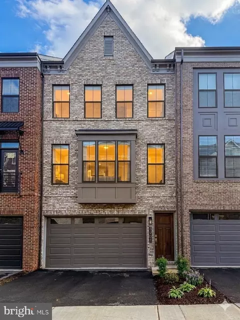 5207 Ridgeview Retreat Dr, Chantilly, VA 20151