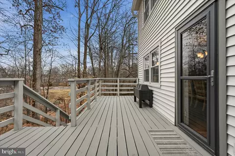 Exterior - 7001 Ebbtide Ln, Burke, VA 22015 photo 4 of 8