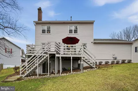 Exterior - 7001 Ebbtide Ln, Burke, VA 22015 photo 7 of 8